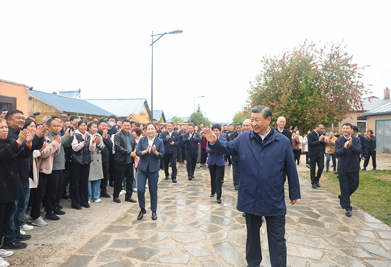 9月6日至8日，中共中央總書記、國家主席、中央軍委主席習(xí)近平在黑龍江考察。這是6日下午，習(xí)近平在大興安嶺地區(qū)漠河市北極村考察時(shí)，向當(dāng)?shù)厝罕姄]手致意。