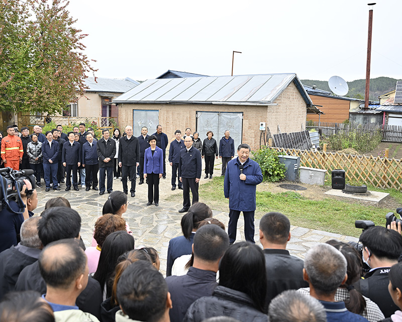 9月6日至8日，中共中央總書記、國家主席、中央軍委主席習(xí)近平在黑龍江考察。這是6日下午，習(xí)近平在大興安嶺地區(qū)漠河市北極村考察時(shí)，同當(dāng)?shù)厝罕娪H切交流。