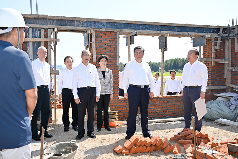 9月6日至8日，中共中央總書記、國家主席、中央軍委主席習(xí)近平在黑龍江考察。這是7日上午，習(xí)近平在遭受洪澇災(zāi)害的哈爾濱尚志市老街基鄉(xiāng)龍王廟村，察看水毀房屋重建情況。